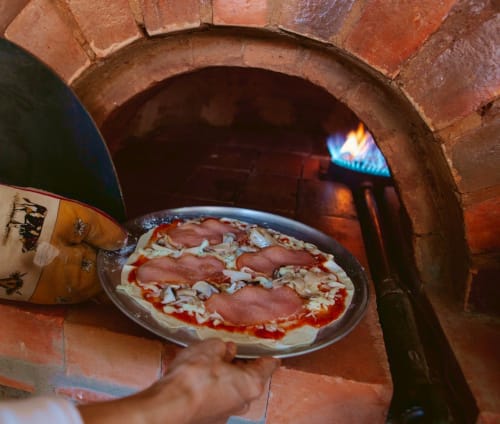 pizza hecha en horno de ladrillos refractarios